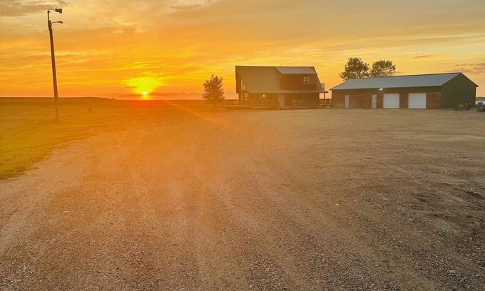Aberdeen Cabina | Beautiful A-frame log home-spacious living/dining room-ideal for special events.
