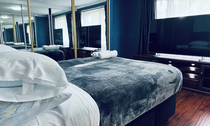 Plumpton Casa | Beautiful and Colourful House with parking