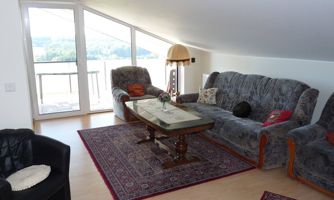 Riegenroth Apartamento | Hermoso apartamento con impresionantes vistas del valle y una gran zona de juegos