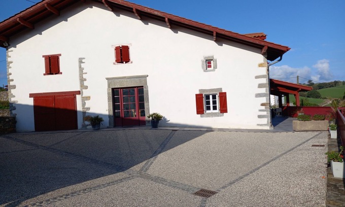 Armendarits Casa | Beautiful Basque house between sea and mountains