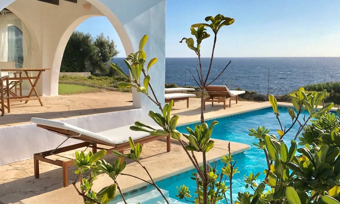 Cala Serena Villa | Hermosa Villa frente al mar con piscina privada, WIFI gratis, aire acondicionado