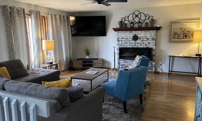 Bushkill Casa | Beautiful Bi-level. Game room with pool table, 5 UHDTVs, WiFi. Central heat/air.