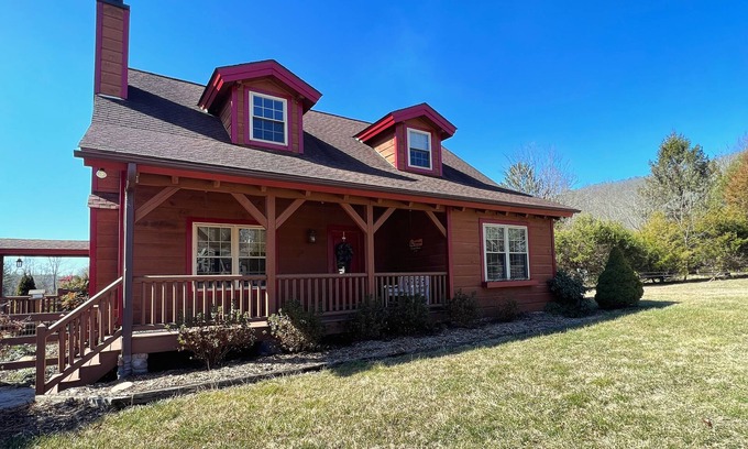 Mills River Cabina | Beautiful cabin in charming Mills River with hot tub