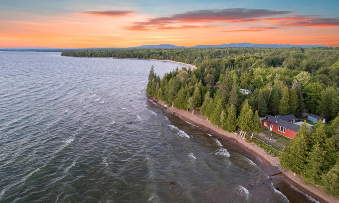 Algoma District Cabaña | Beautiful Cottage on Lake Superior with Incredible Sunsets