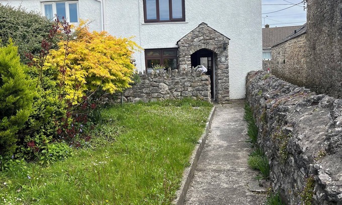 Porthcawl Cabaña | Beautiful cottage, newly decorated in the heart of Nottage village