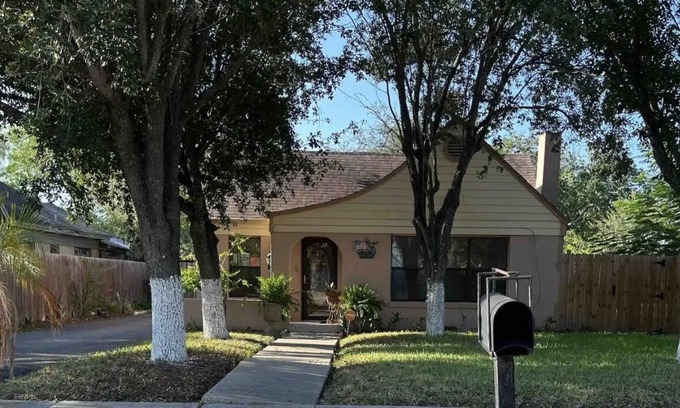 Harlingen Casa | Beautiful Cozy Harlingen Retreat!