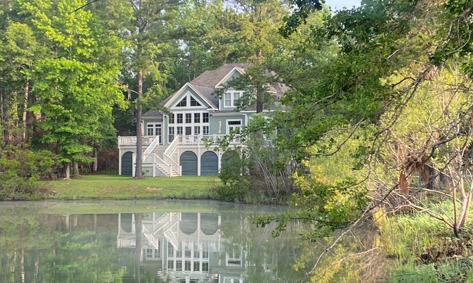 Georgetown Casa | Beautiful Custom Home Overlooking Pond