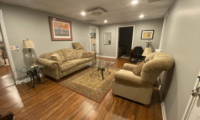 Fayetteville Apartamento | Beautiful daylight basement furnished apartment near everything!