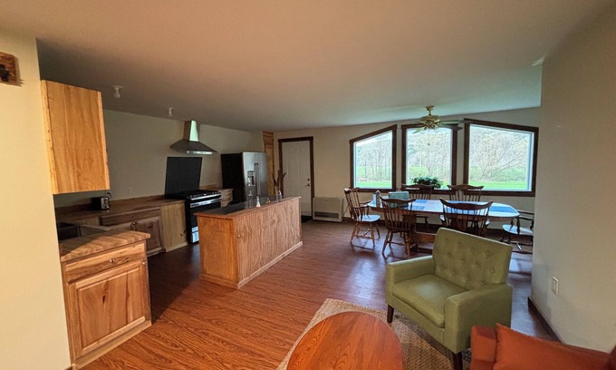 McIndoe Falls Apartamento | Beautiful field View, 20 mins to Burke Mountain, 3 mins to Connecticut River
