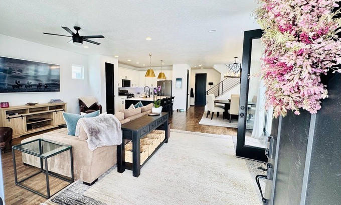 Daybreak Casa | Beautiful Furnished Home in Daybreak