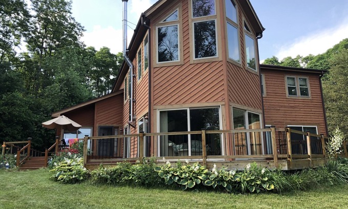 East Troy Casa | Beautiful home on 15 acres