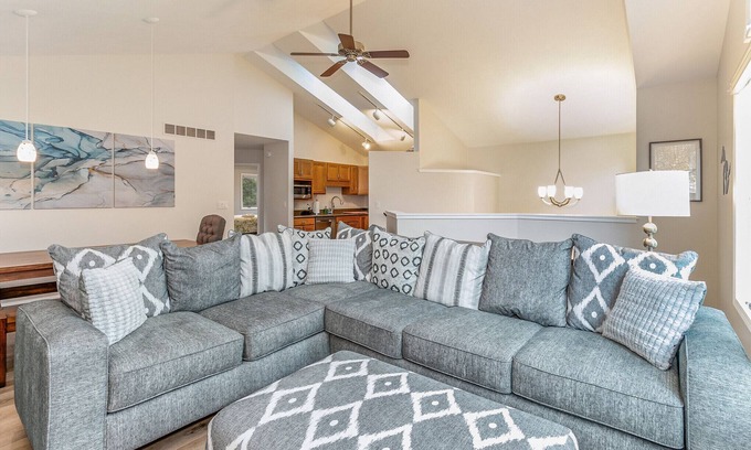 Holland Casa | Beautiful home, quiet neighborhood w hot tub. Close to shopping, beach & trails.