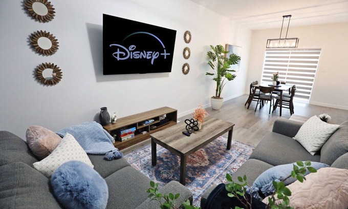 Southwest Edmonton Casa | Beautiful Home With 4 King Beds|Airport|Disney+