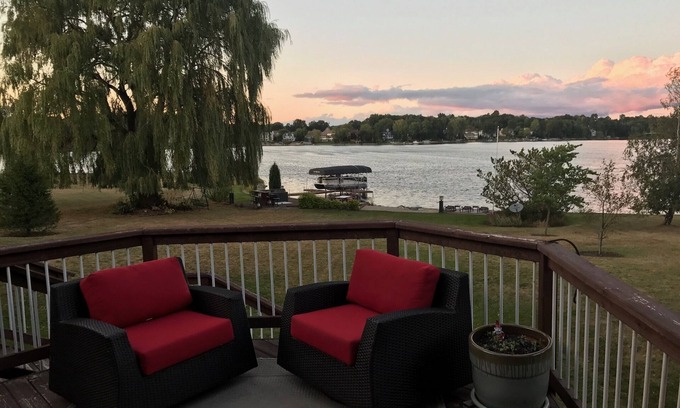 Rockford Casa | Hermosa casa en Lake Bella Vista con impresionantes vistas al lago desde todas las habitaciones.