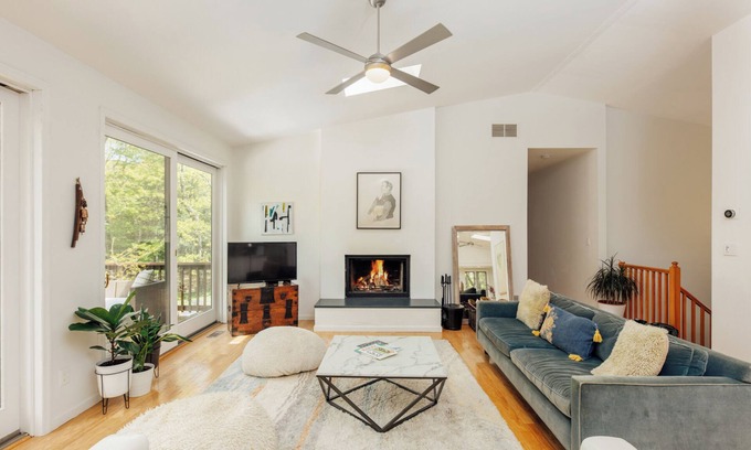 Saugerties Casa | Elegante refugio familiar de Hudson Valley con piscina climatizada, vistas y bosques.