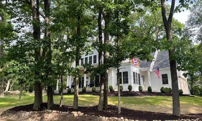 Delavan Lake Cabaña | Beautiful Lake Cottage - Great for large families or group events!