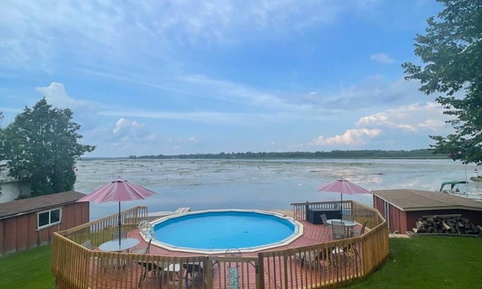 Lindsay Cabaña | Beautiful Lake front Cottage With Pool