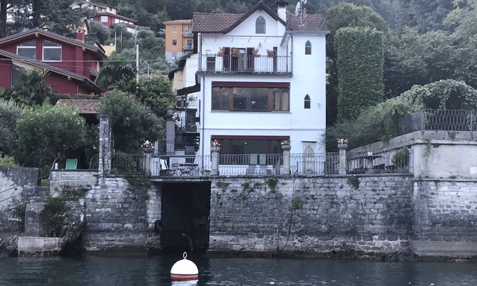 Limonta Casa | Hermosa casa junto al lago con acceso privado al agua.
