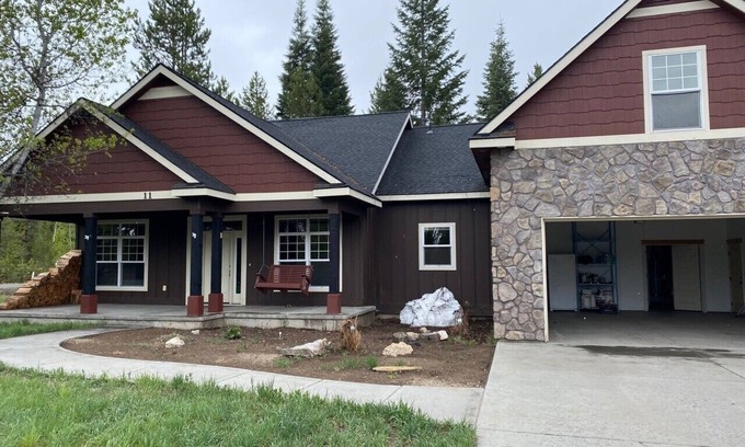 Donnelly Casa | Beautiful Large Cabin Home 5 minutes from lake, beach. 10 minutes to Tamarak ski