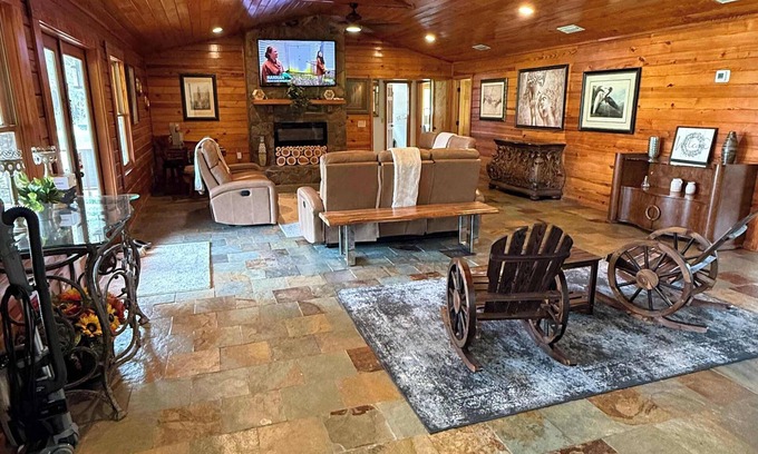 Boys Ranch Casa | Beautiful Log Home 5mi from Suwanee Music Park!