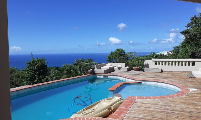 Bellevue Apartamento | Beautiful mountain-top apartment with pool and sea view