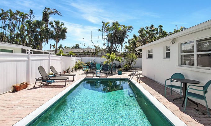 Longbeach Village Casa | Beautiful pool home in the historic village of Longboat Key | Close to beach - Longboat Oasis