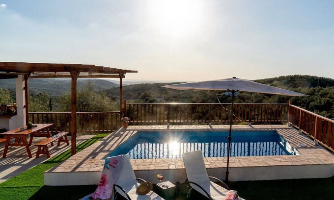 Cabra Villa | Estupenda casa de vacaciones privada con piscina privada, A/C, WIFI, TV, terraza, mascotas permitida