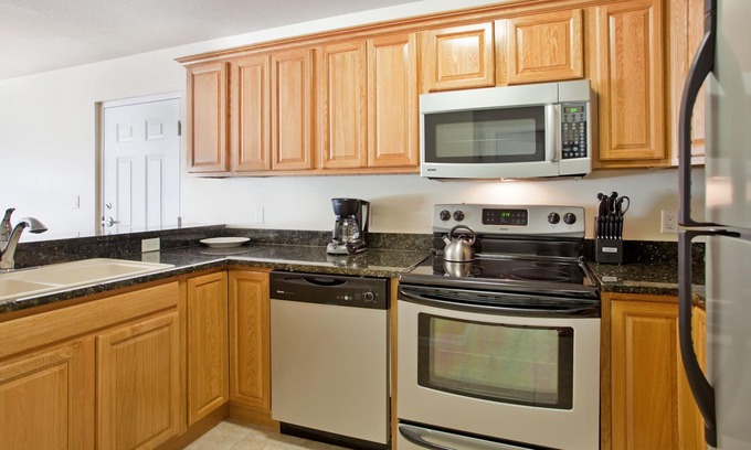 Crystal Harbour Apartamento | Beautiful Resort Right On The Water! Outdoor Pool, Near George Town!