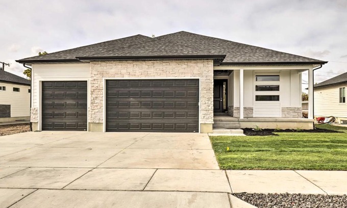 West Valley City Casa | Beautiful West City Valley Home with Huge Yard