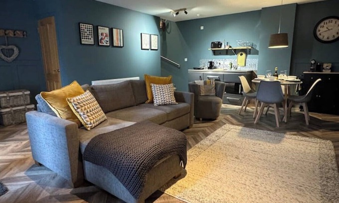 Dalry Casa | Beautiful Scottish mews with hot tub