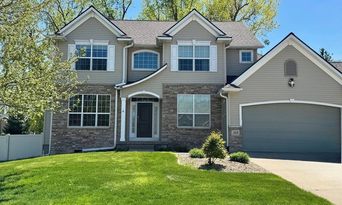 Cedar Rapids Casa | Beautiful & Spacious 6-bedroom house with Entertainment