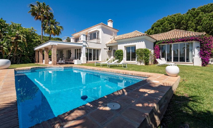 Marbella Villa | Hermosa villa soleada con piscina y vistas al mar Marbella (ELVIRIA)
