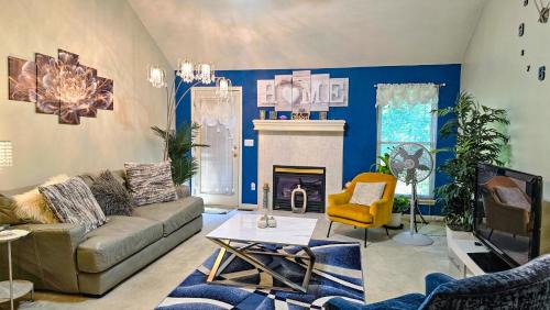 Gladstone Casa | Beautiful Townhome, 11 minutes to Downtown, KCMO.