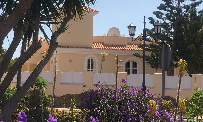 Caleta de Fuste Villa | Hermosa villa con acceso a la piscina, Wifi, cerca de la playa, hoteles, golf y ciudad