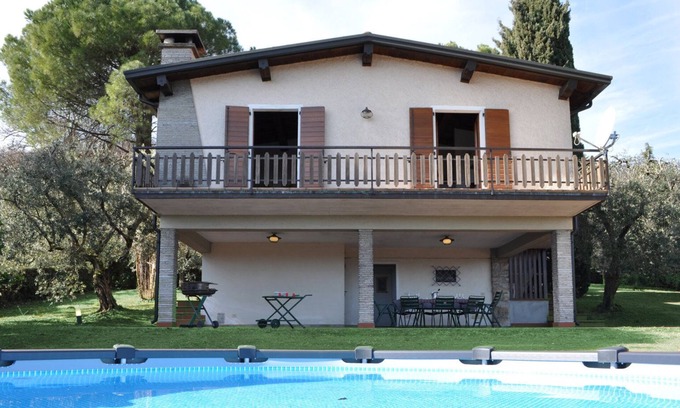 Lonato del Garda Villa | Espléndida villa situada en las verdes colinas del lago de Garda.