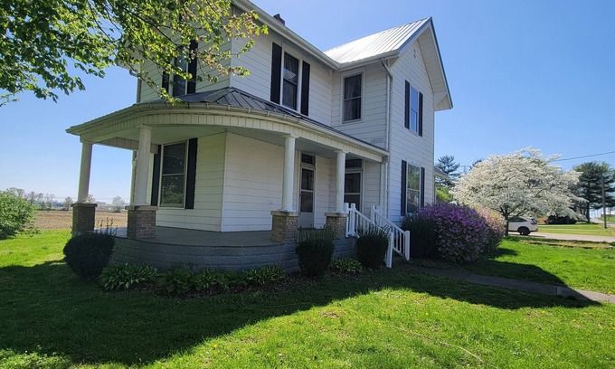 Inglefield Otro | Beautiful Vintage Farmhouse, Sleeps 12, Cozy Serene Getaway!