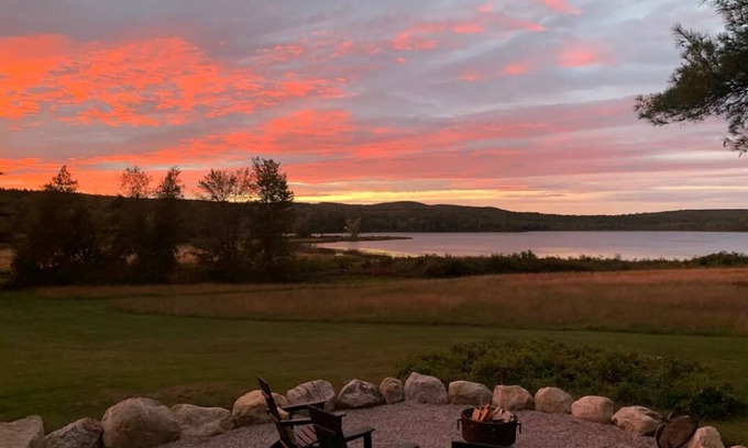 Farmington Falls Casa | Beautiful waterfront property