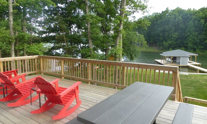 Bumpass Casa | Nueva y hermosa casa frente al mar en el lago Anna