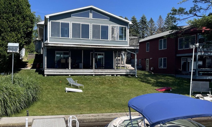 Pittsfield Casa | Hermosa casa frente al mar con muelle de aguas profundas en el lago Onota