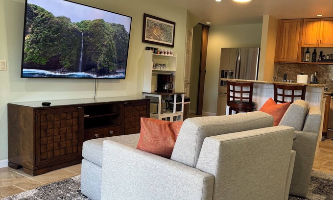 Makawao Cabaña | Beautifully Appointed 2-bedroom cottage in Lower Kula with AC, WiFi, & Smart TV