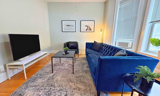 Wrigleyville Apartamento | Beautifully Set Up 2BR Space