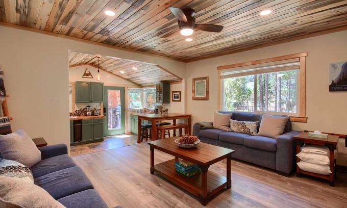 North Wawona Casa | Beetlebark Bungalow- Inside Yosemite w/ hot tub & EV charging cable
