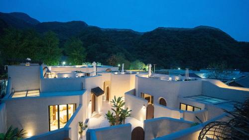 Sanpu Hotel | Beifei Garden-Majestic Great Wall View Exclusive Hot Spring Villa，5 minutes' walk to Badaling Shuiguan Great Wall，Rooftop Infinity Pool with Panoramic Great Wall Views，Free Coffee, Laundry
