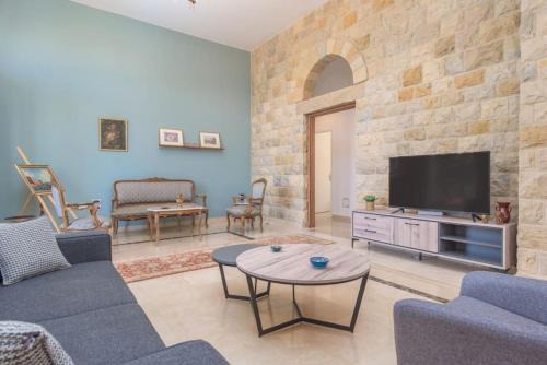 Duhur ash Shuwayr Casa | Beit Salima - 3 Bedroom House with Pool & Terrace