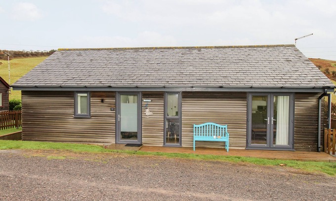 Eype Cabaña | BESIDE THE SEA, family friendly, character holiday cottage in Eype