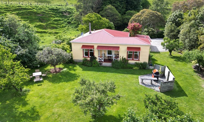 Kekerengu Cabaña | Bespoke Cottage, outdoor baths, wine tasting, pet friendly in Sleepers Vineyard