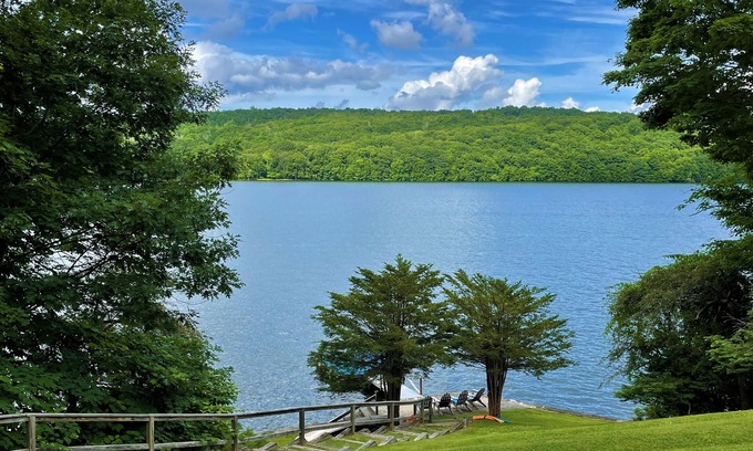 New Fairfield Casa | La mejor ubicación en Candlewood Lakefront Home -1 Acre w / Dock