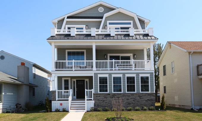 A-Zone Casa | JUST LISTED: ¡Nueva construcción en el corazón de Brigantine!