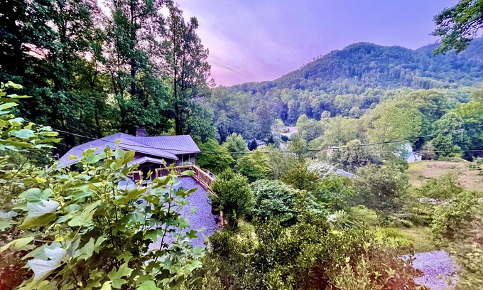 Bat Cave Casa | Best View in Bat Cave