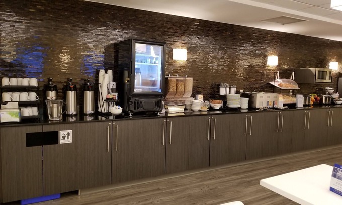 North Industrial Hotel | Best Western Plus Airport Inn & Suites